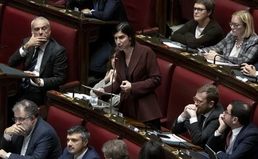 Elly Schlein, letterina a Meloni e gelo in aula: chi fa cabaret?