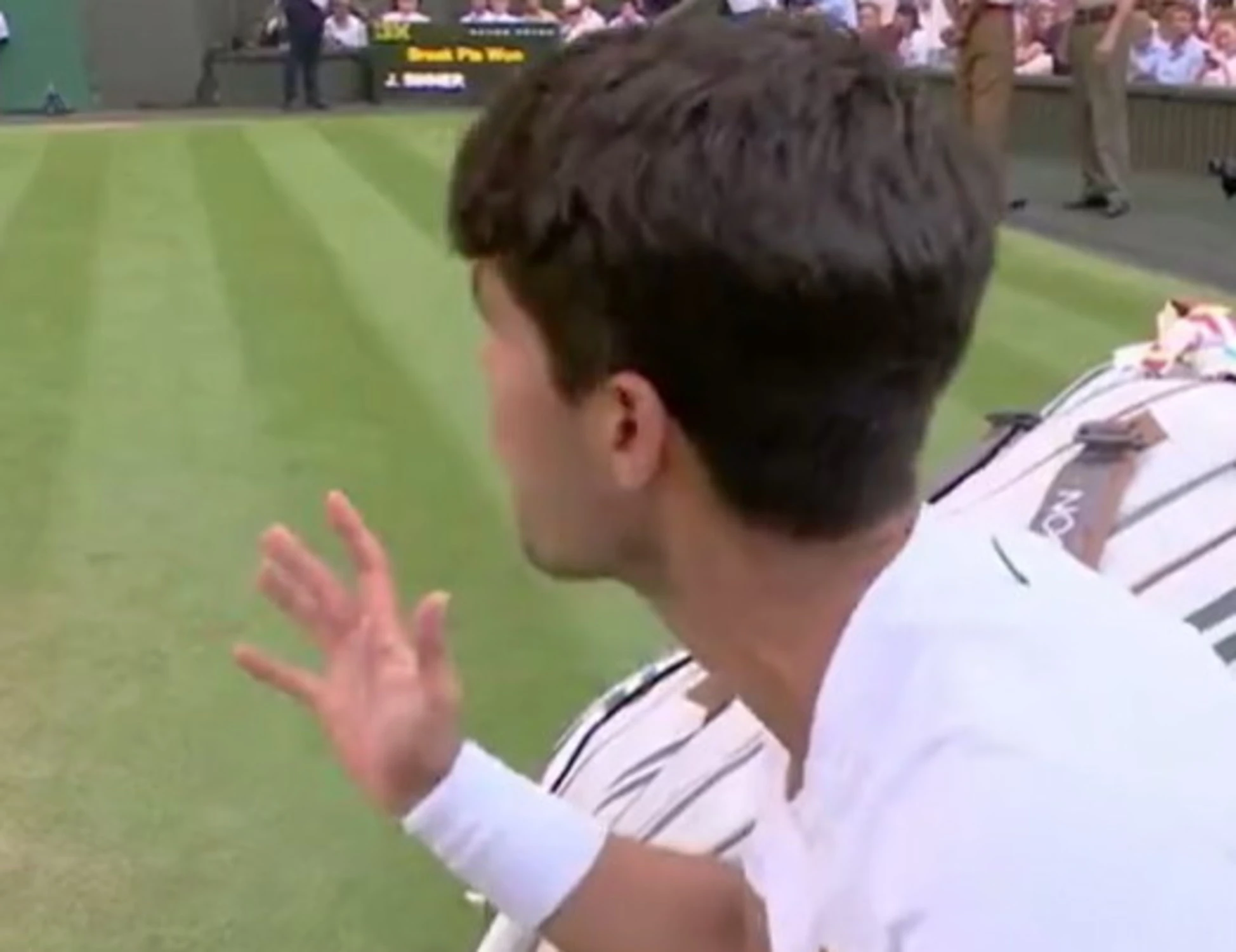 Alcaraz preso a pallate, il video rubato: come si autoumilia