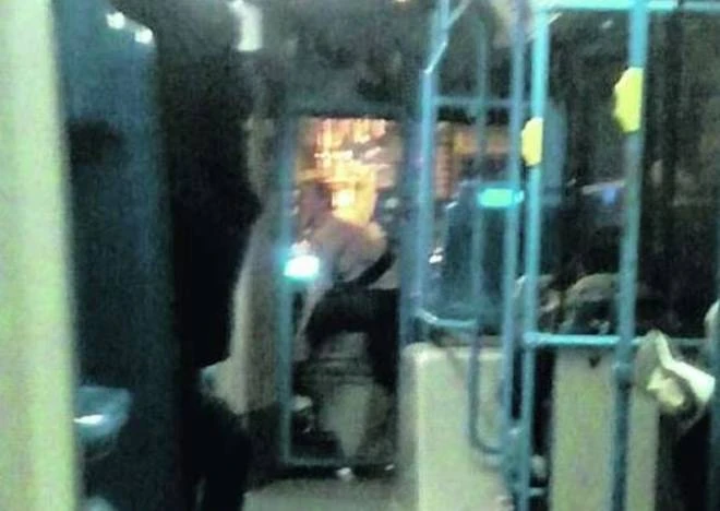 Roma, paura sulla linea N2. L'autista amoreggia con l'amica mentre è al volante
