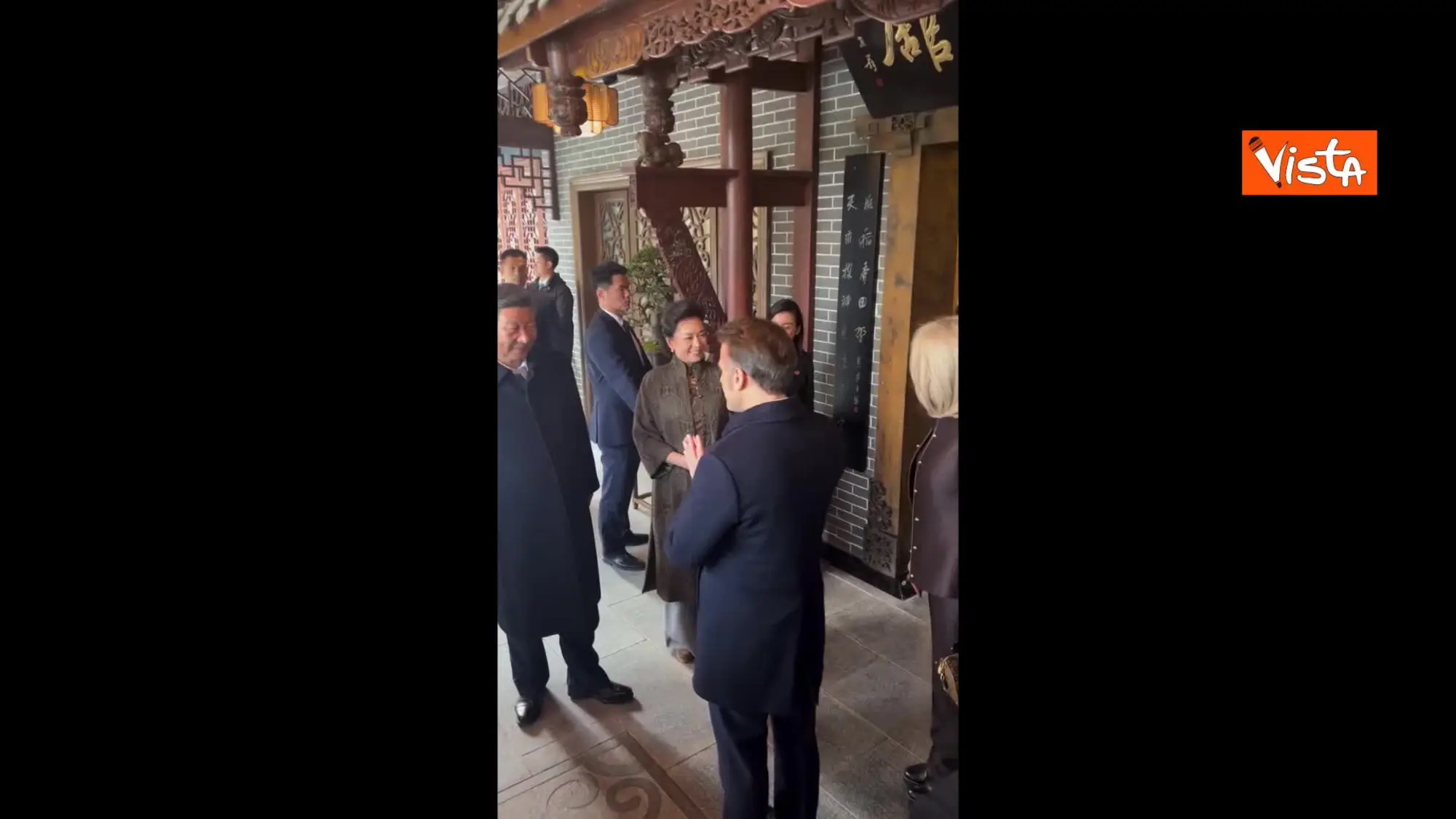 Macron e Xi Jinping, incontro informale a Dujiangyan: ci sono anche le mogli