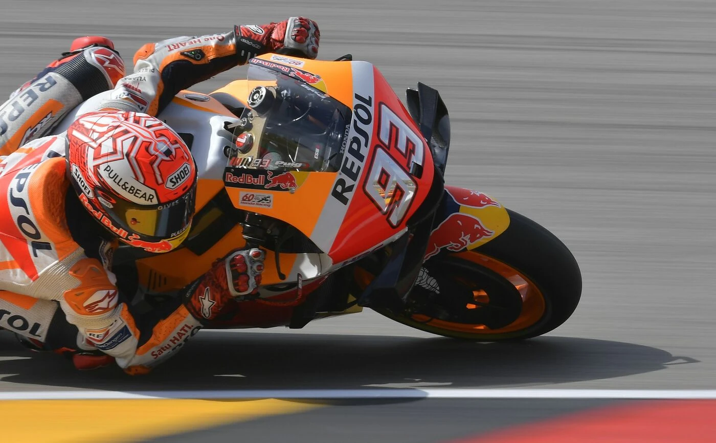 Marquez corre da solo: ancora pole in Germania. Buio profondo per Valentino Rossi