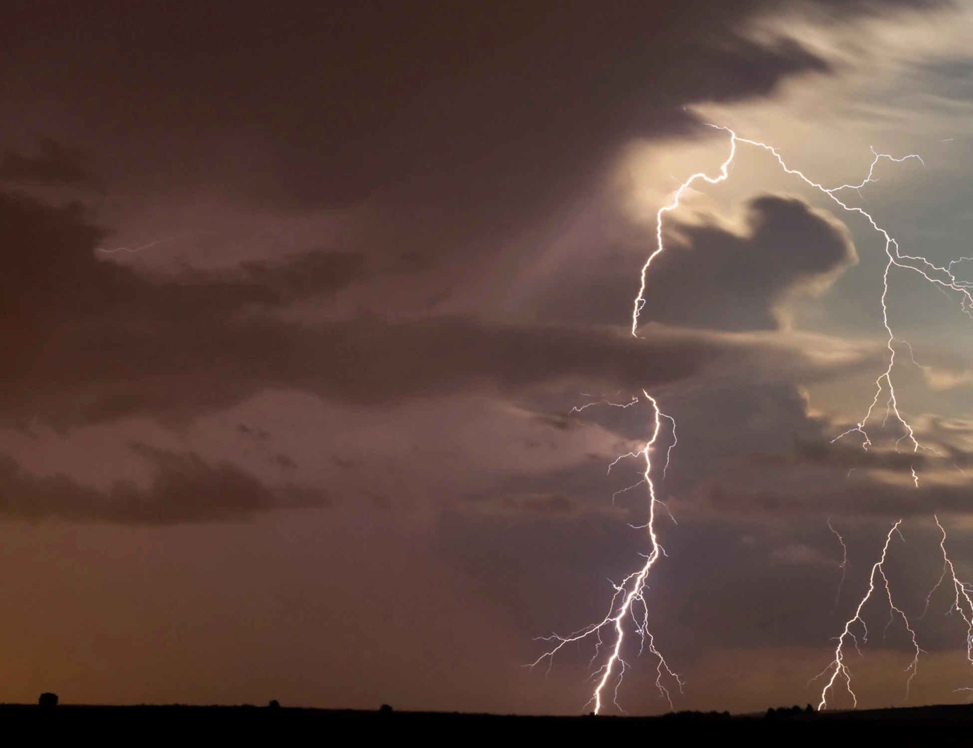 Meteo, Mario Giuliacci: l'ora dei temporali. Poi la svolta: che tempo farà il 25 aprile