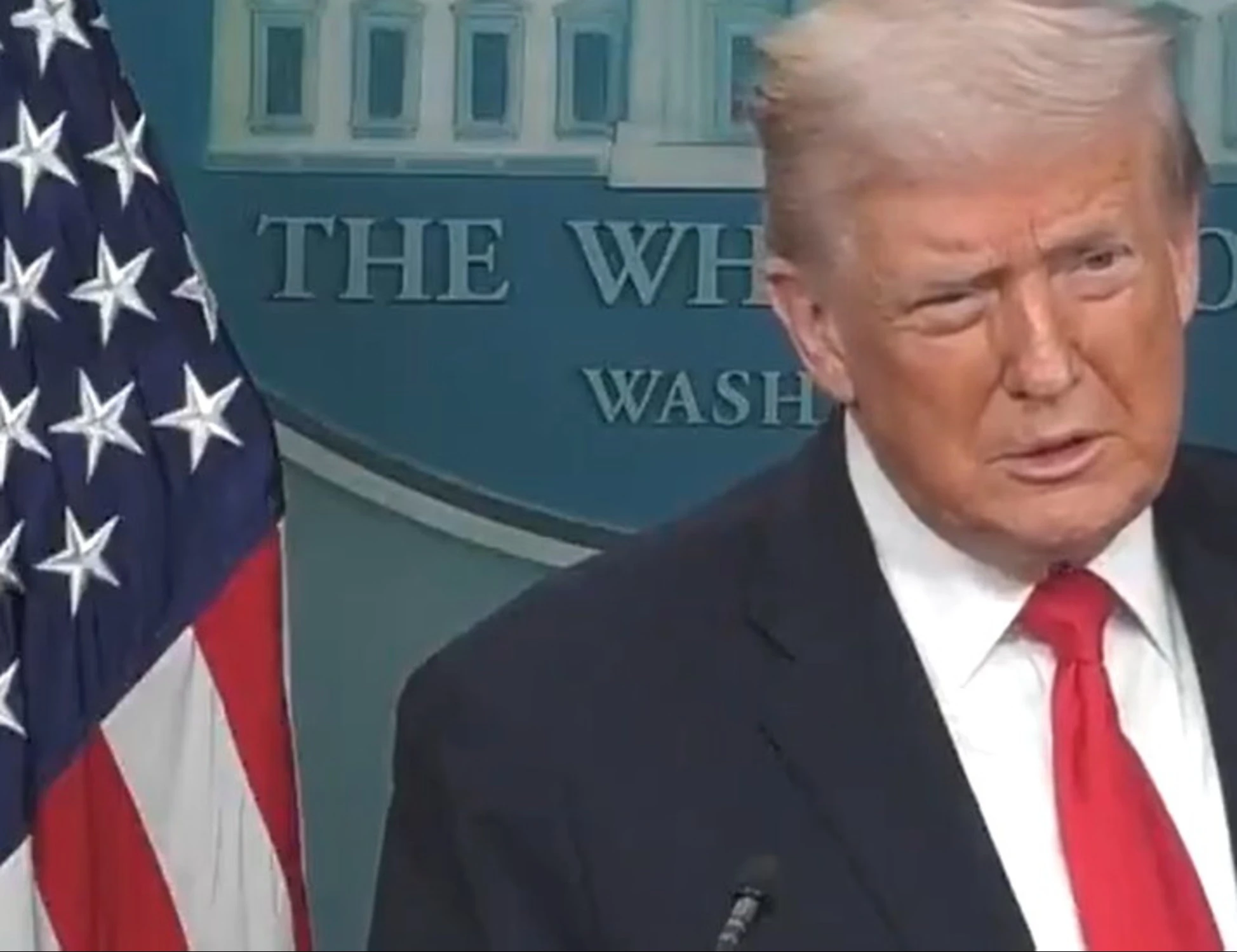 Donald Trump estremo, "volete questa roba?": una clamorosa conferenza stampa