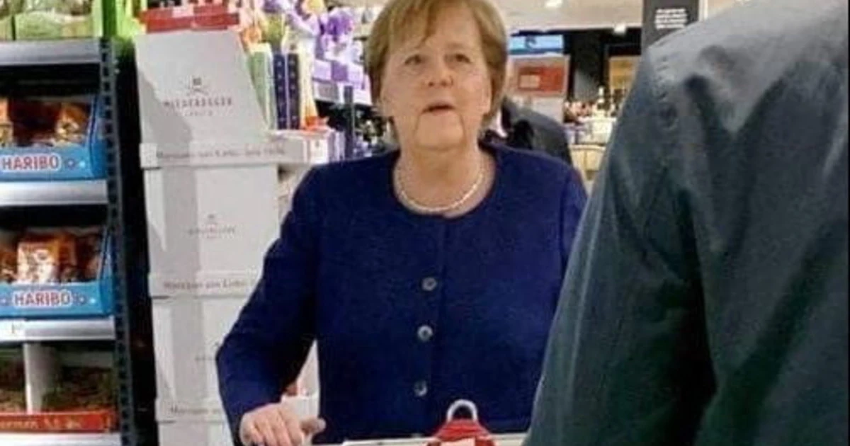 Angela Merkel, paura al supermercato: cancelliera colpita sotto gli occhi delle guardie