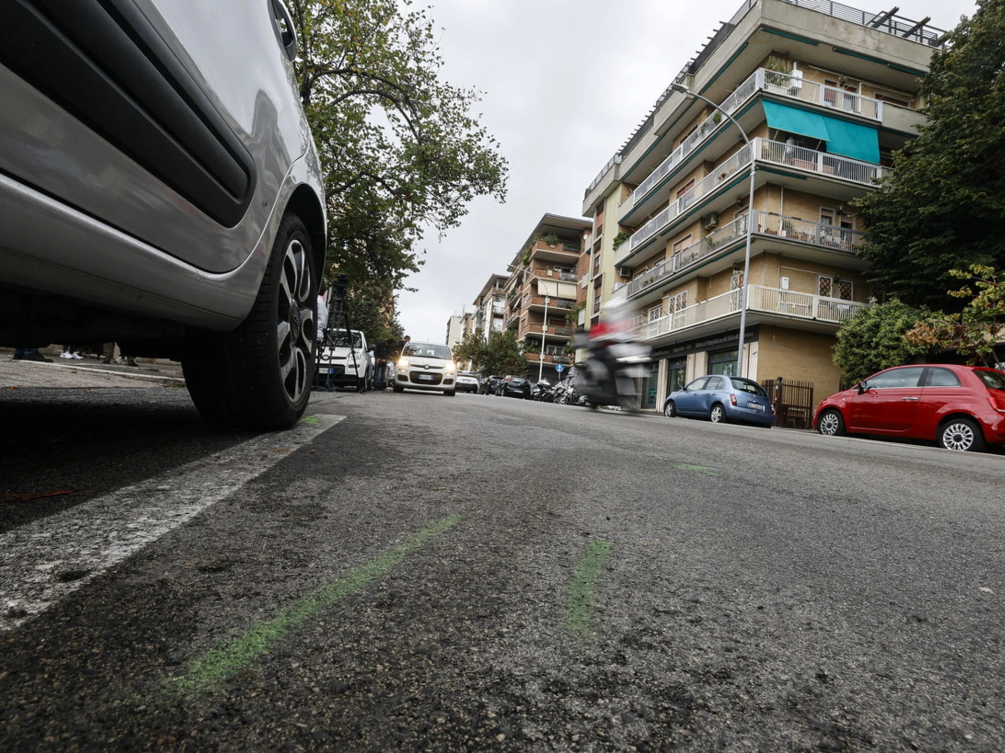 La minicar che terrorizza tutta Roma: colpi col tubo e si finisce a terra