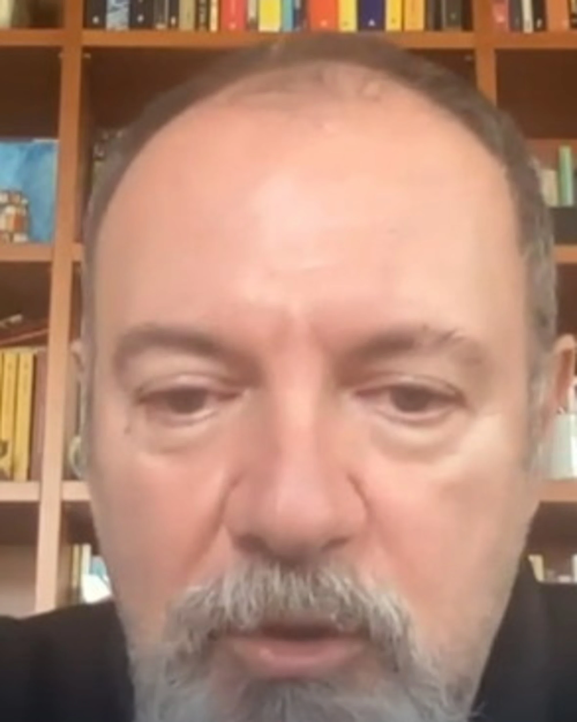 L'aria che tira, Carlo Lucarelli deraglia su Musk: "Dire che è un cog*** è libertà?"