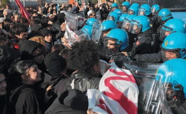 Gli studenti "No Meloni" assaltano la polizia e bloccano le Ferrovie