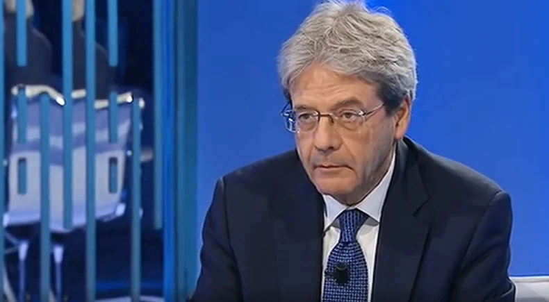 Paolo Gentiloni a Otto e Mezzo, incalzato da Lilli Gruber e dileggiato Damilano: "Se resto nel Pd?"