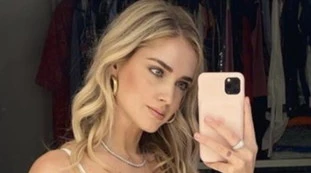 Chiara Ferragni "pronta per il mare": selfie in intimo, poi lo scatto a bordo piscina