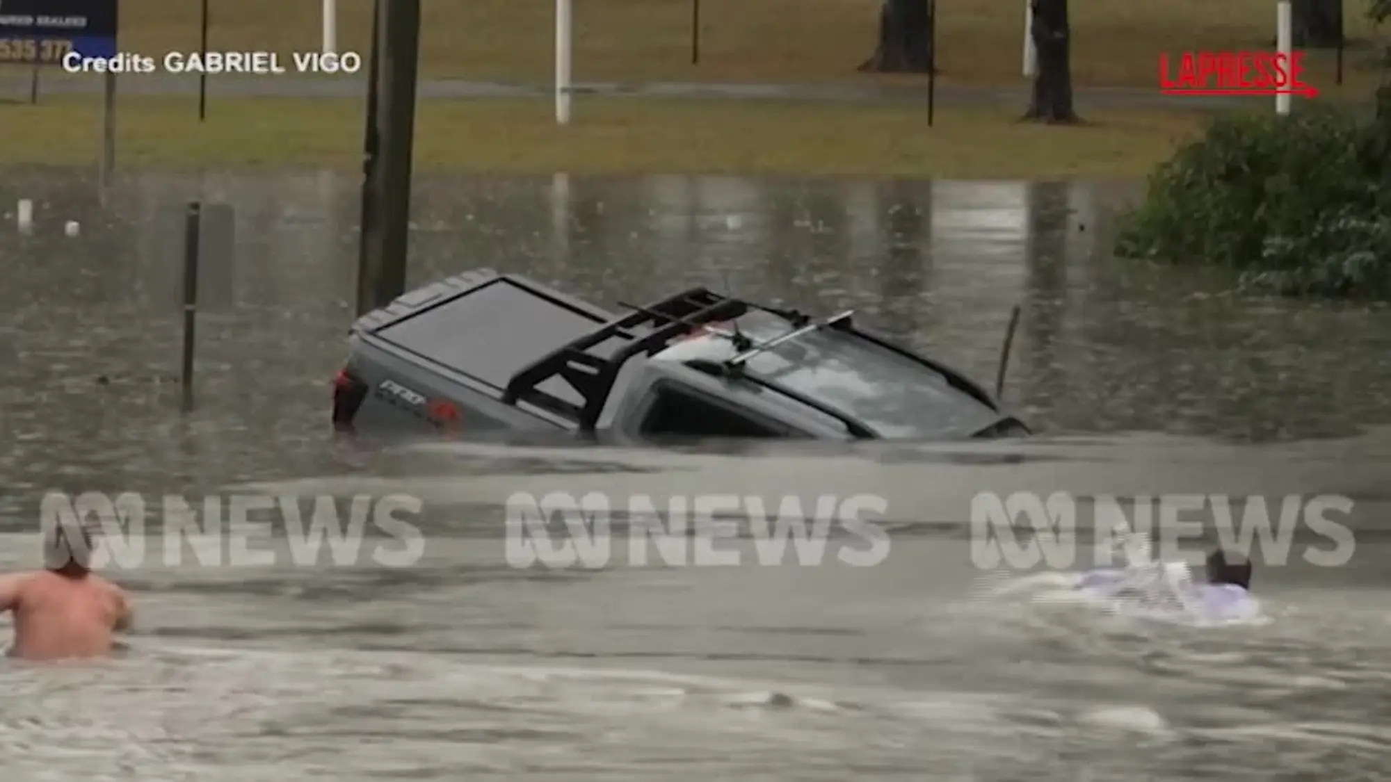 Australia, alluvione a Morayfield: i passanti salvano un uomo da un'auto che sta affondando