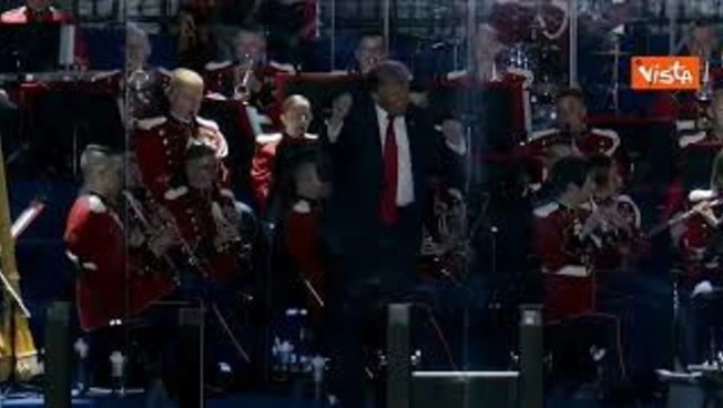 Trump balla 'Ymca' suonata dalla banda militare sul palco della Great American State Fair