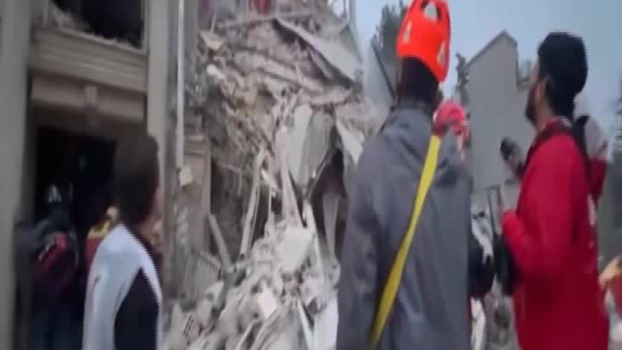 Iran, edifici distrutti a Teheran: soccorritori al lavoro