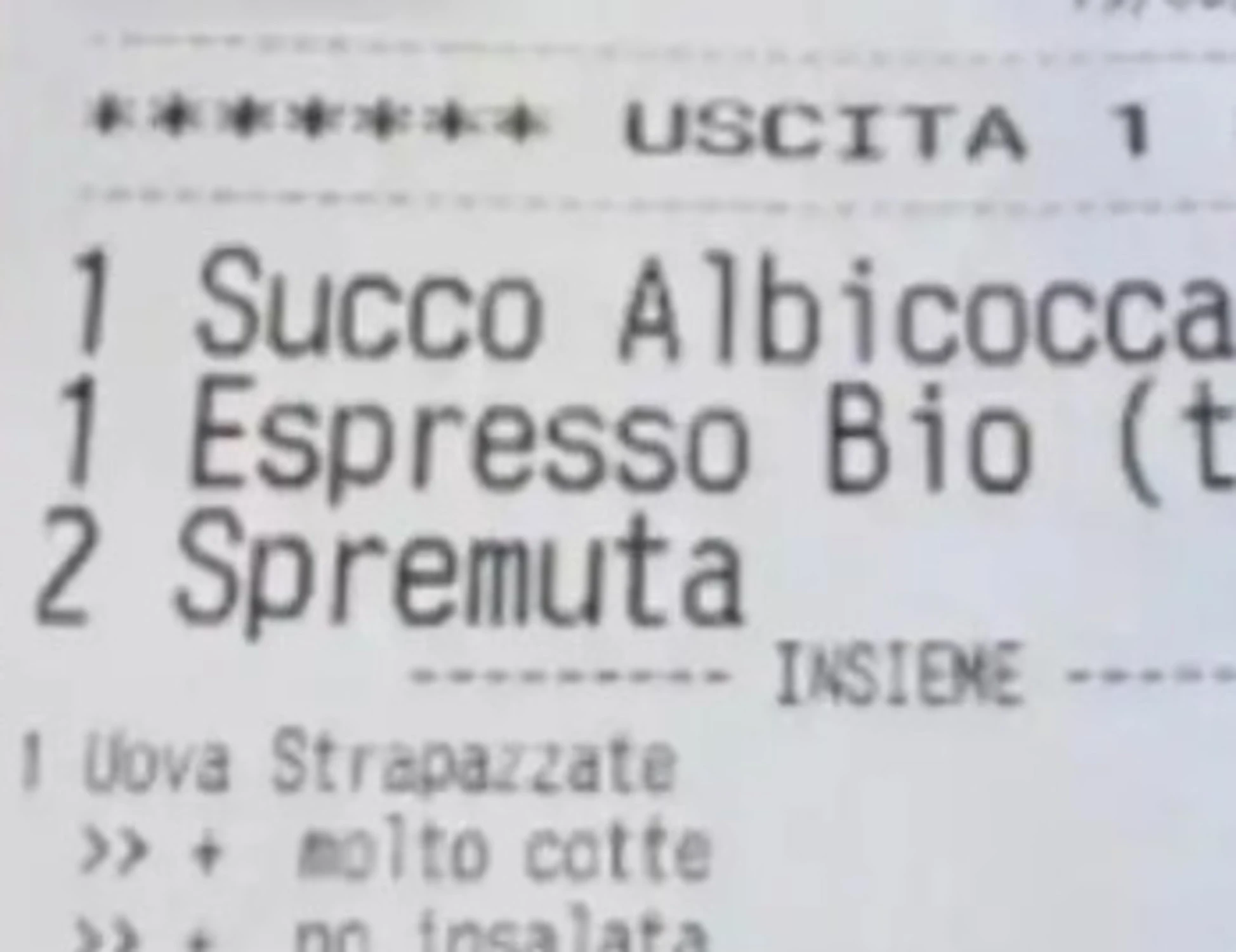 Riccione, lo scontrino della vergogna: "Questa mi ha rotto il c***, sputaci dentro"
