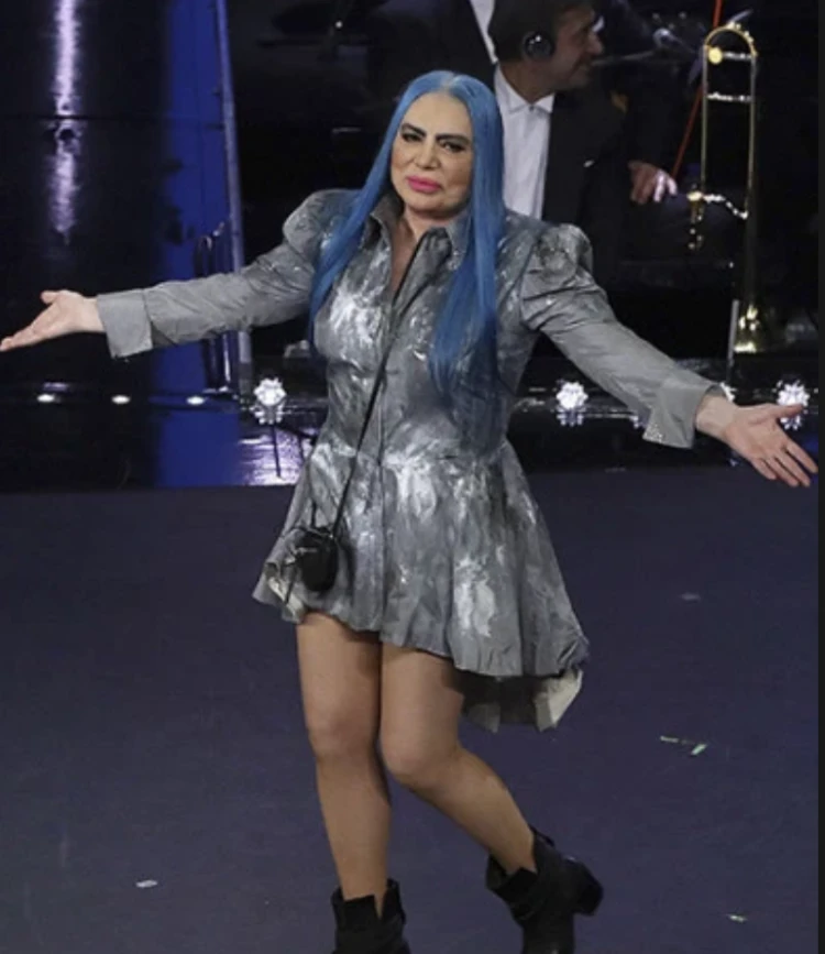 Sanremo 2019, Loredana Bertè e la minigonna che svela il segreto: una 26enne crolla in diretta