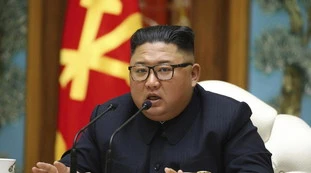Kim Jong-un "stressato" dal coronvirus: "La Corea del Nord ha provato a rubare i segreti del vaccino" 