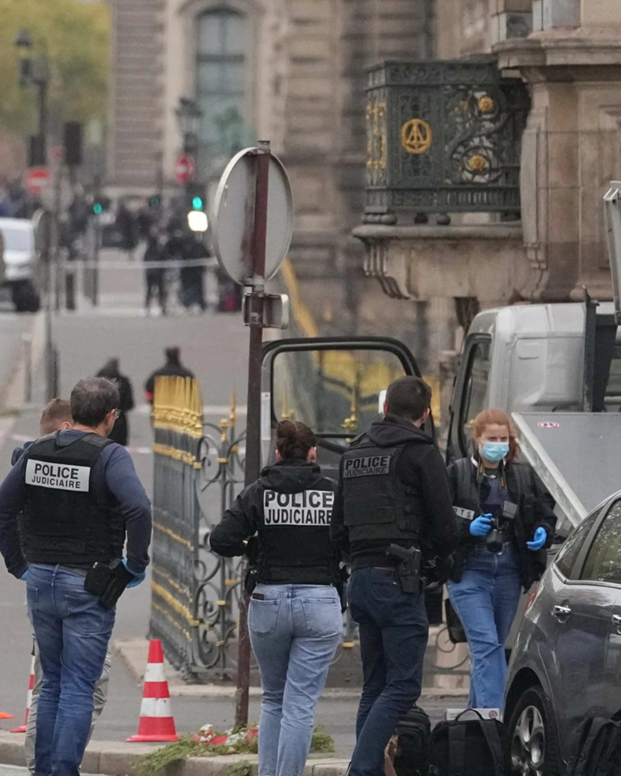 Furto al Louvre, nuovo colpo di scena: chi è stato arrestato a Parigi