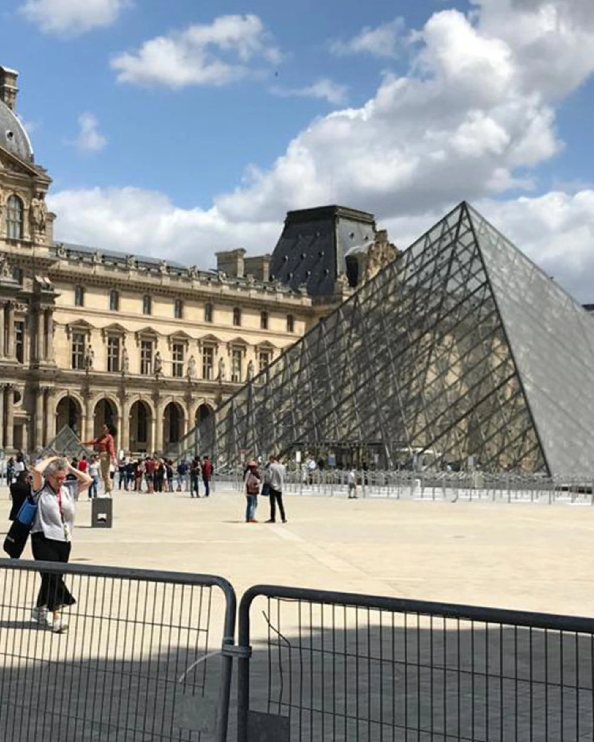 Furto al Louvre, psicodramma nazionale: "Che umiliazione"