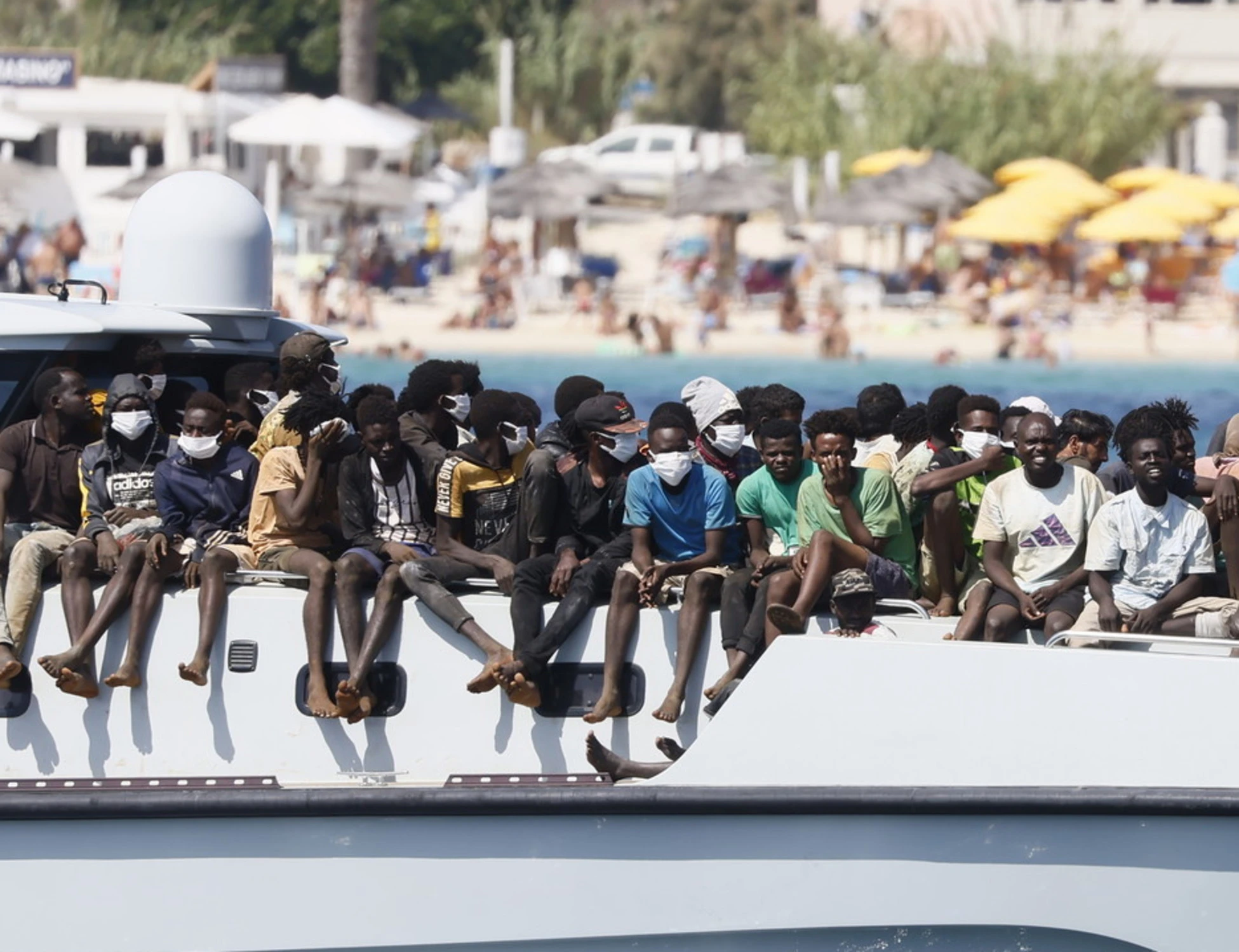 Immigrazione, FdI: "Straniero condannato? Sconti la pena a casa sua"
