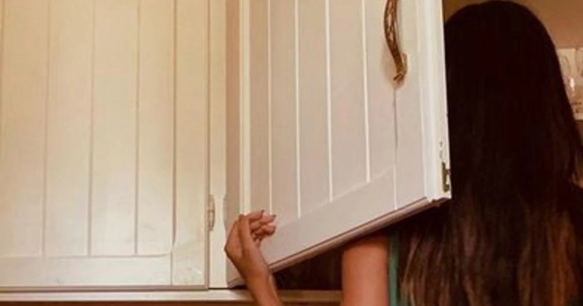 Cecilia Rodriguez, testa nella credenza e Lato B in primo piano: un messaggino per Ignazio Moser?