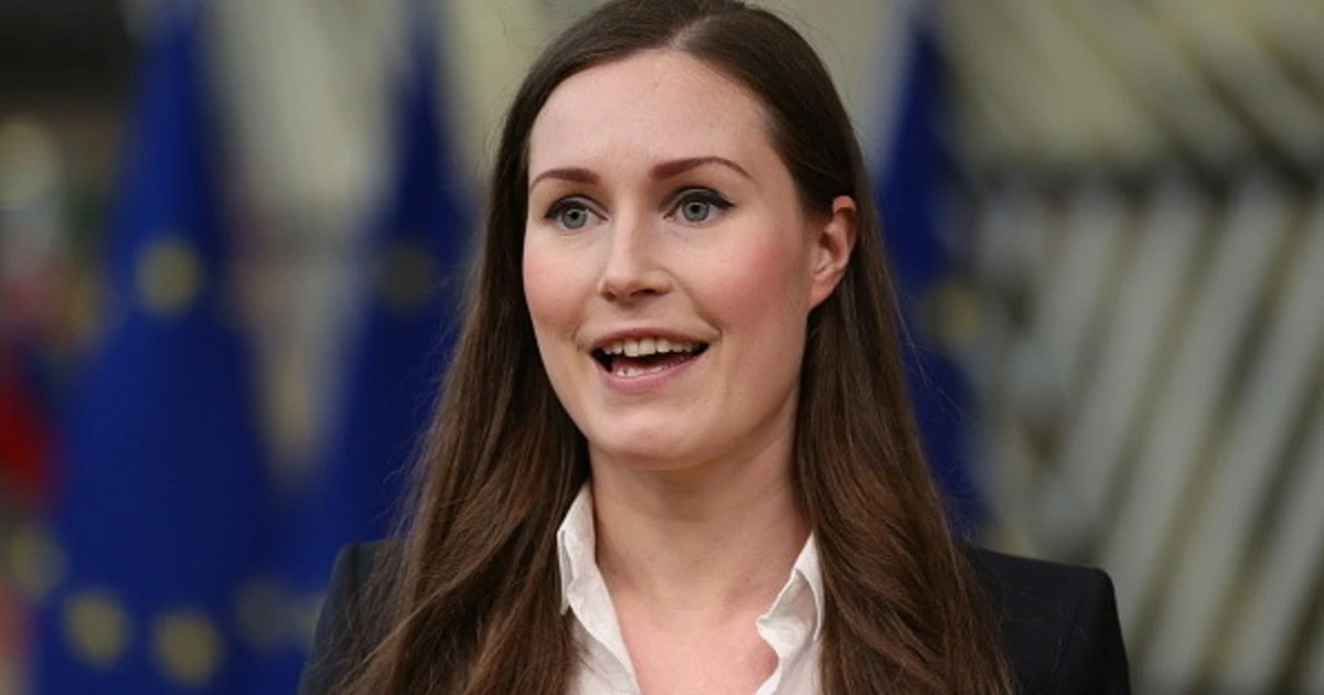 Sanna Marin, la premier della Finlandia senza reggiseno e con scollatura abissale: "Uno scandalo"