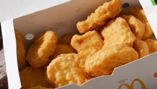 McDonald, cosa trova nelle crocchette: lo ingoia, rischia di soffocare. Una storia terrificante