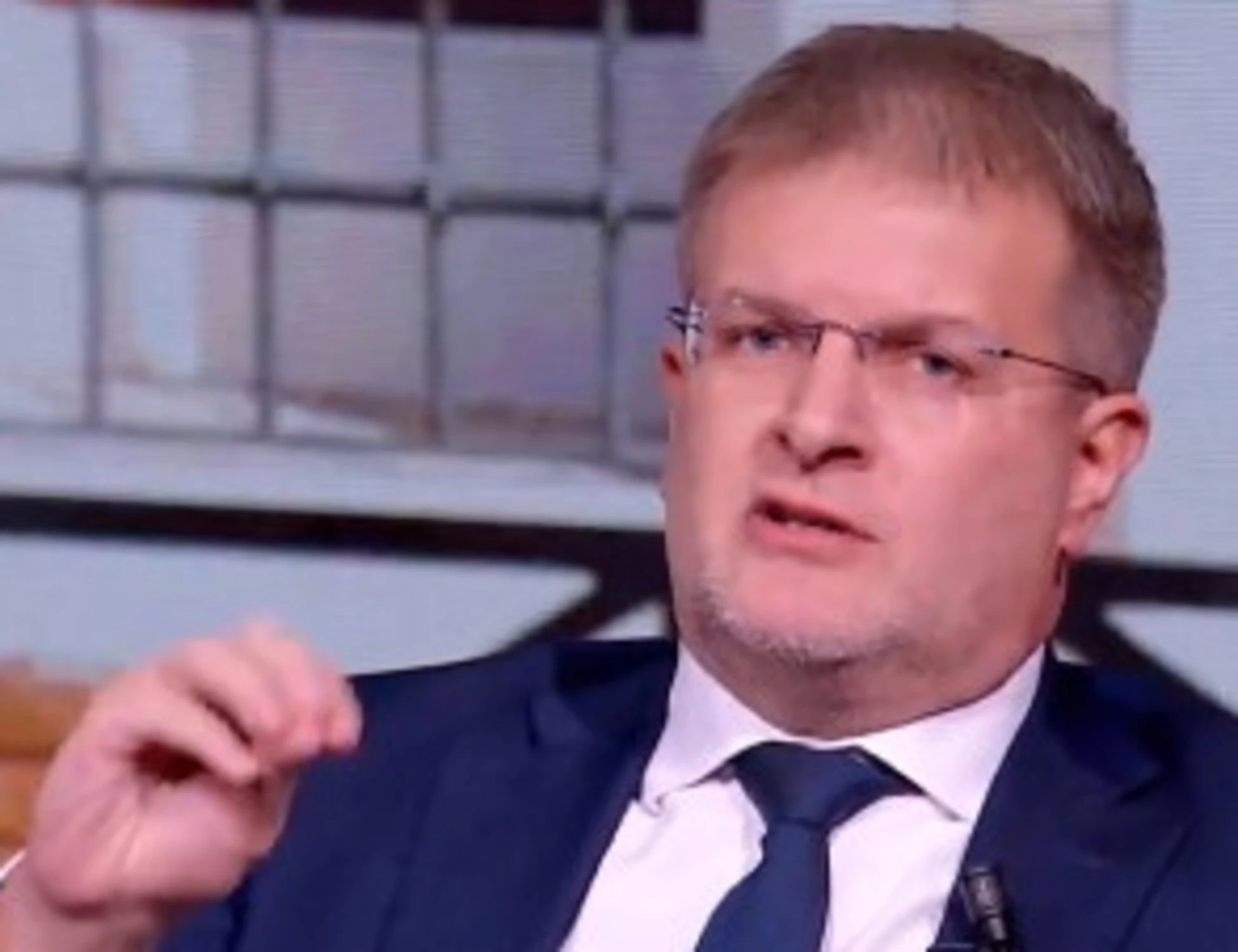 Carlo Fidanza smaschera la sinistra sulla patrimoniale: "Allora qui c'è da scappare"