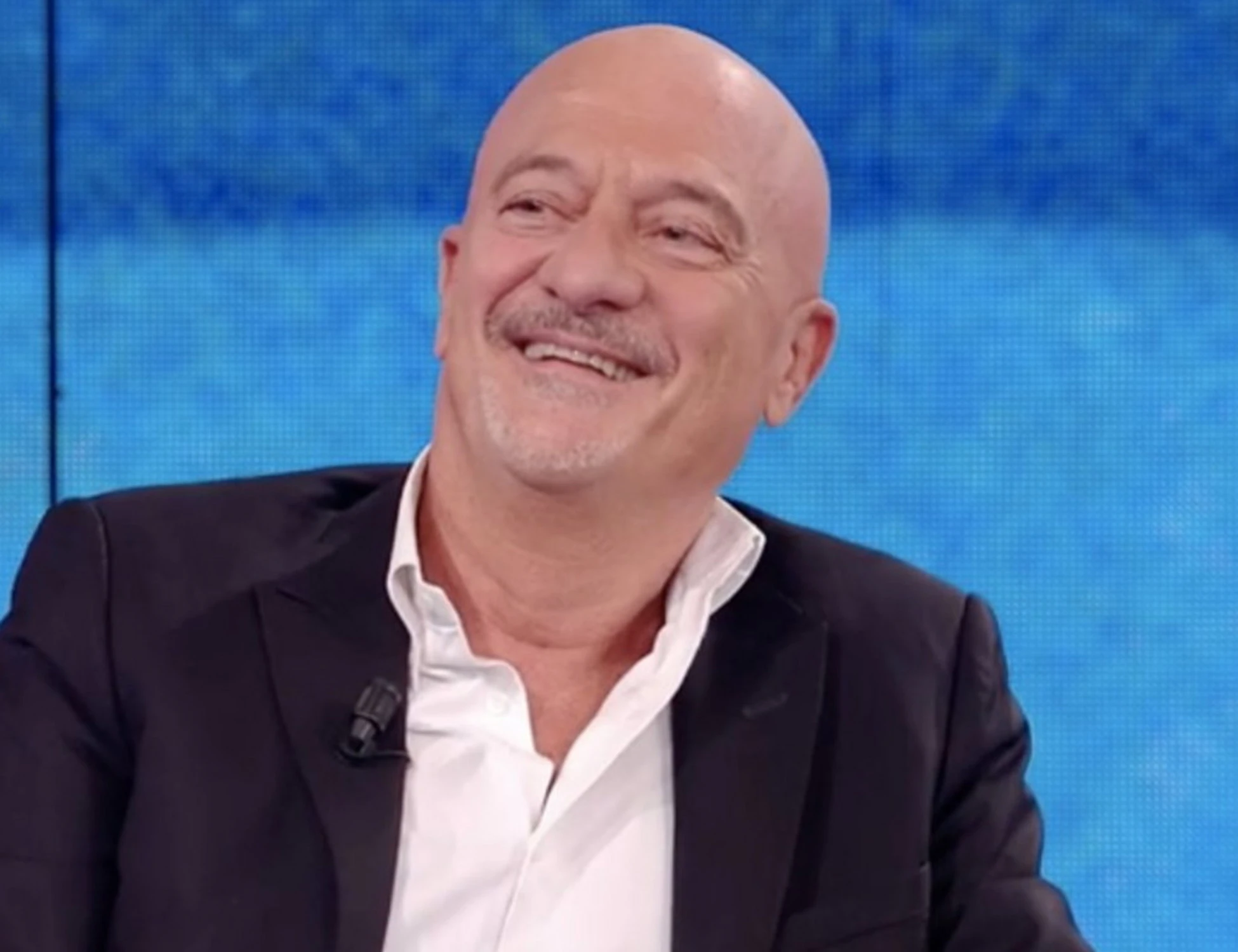 Claudio Bisio sfregia le divise, la polizia insorge: "Pericoloso"