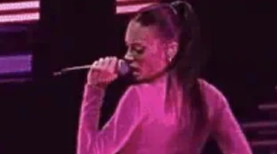 Elodie chiude il concerto così, delirio erotico: video vietato ai minori