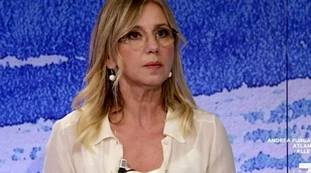 Marta Fascina insultata dalla De Gregorio: "Finta moglie. Come una bimba..."