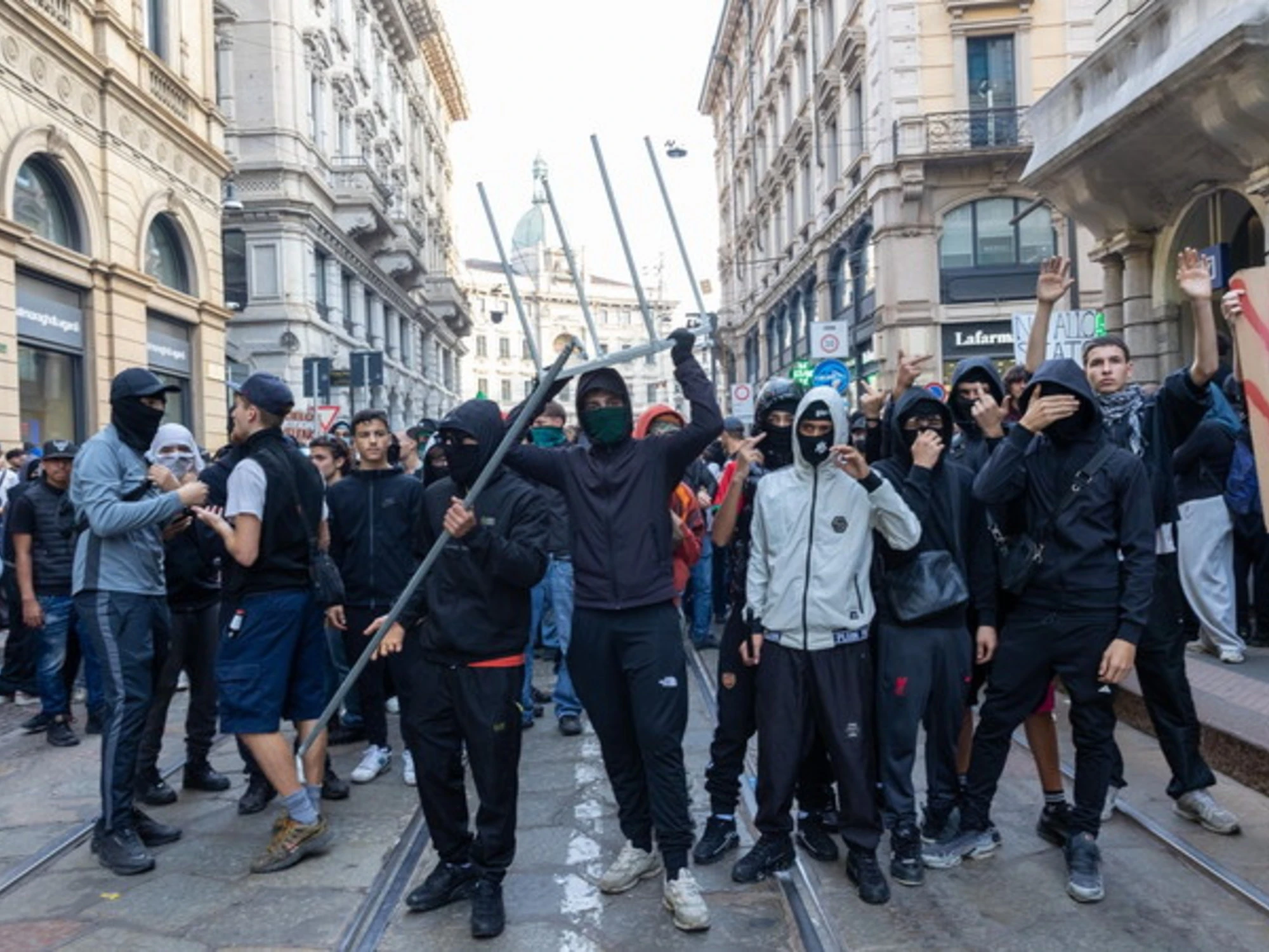 Milano, la vergogna di Giuseppe Conte: "Meloni ridicola, solo repressione"