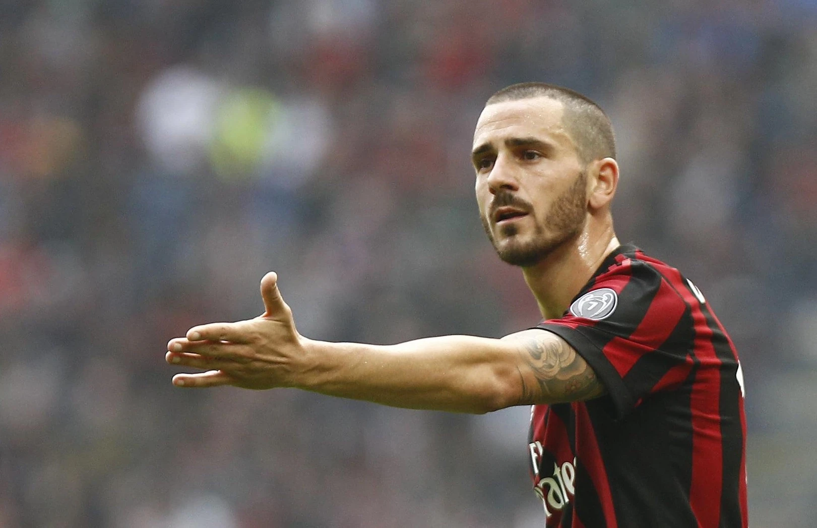 Leonardo Bonucci, dopo l'umiliazione del Milan a Verona a cena sorridente con gli juventini: tifosi indignati