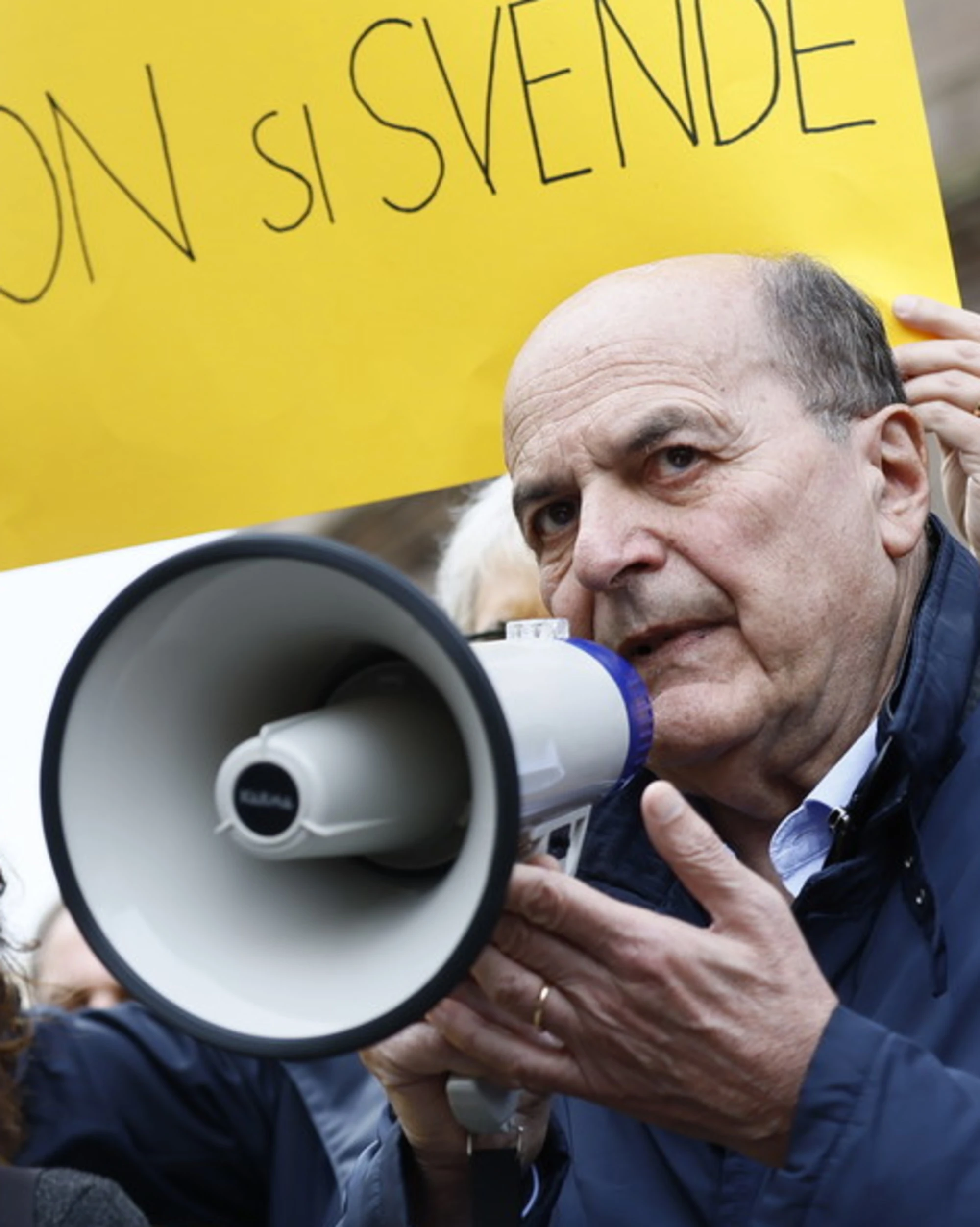 Compagni, gli italiani non guardano il meteo per scovare i fascisti ma per andare al mare