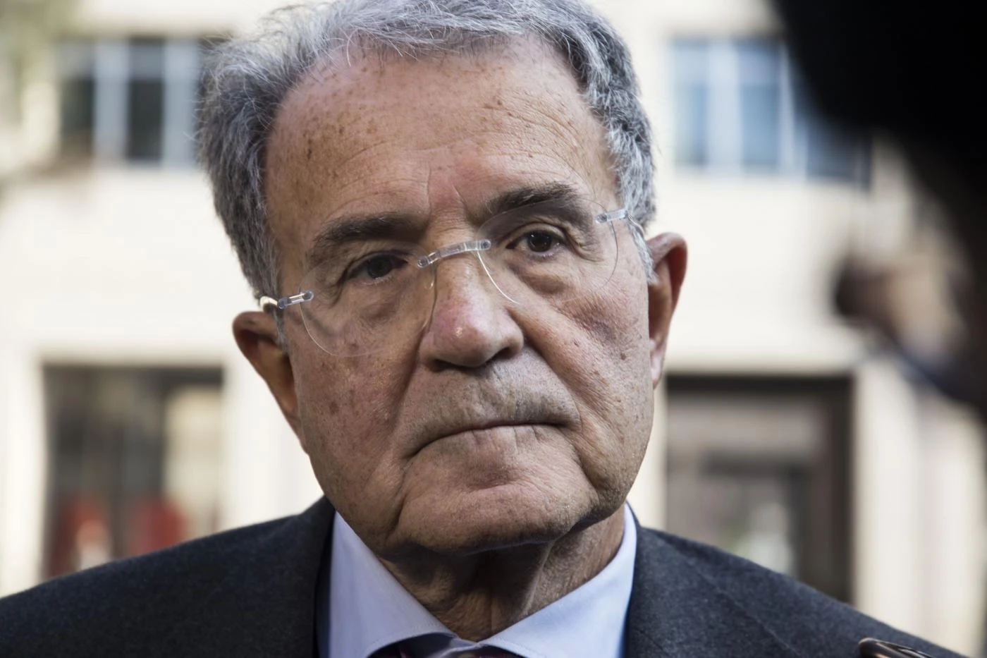Romano Prodi, lo schiaffo a Macron dopo le accuse all'Italia: "Parole intollerabili da chi ha fatto la guerra alla Libia"