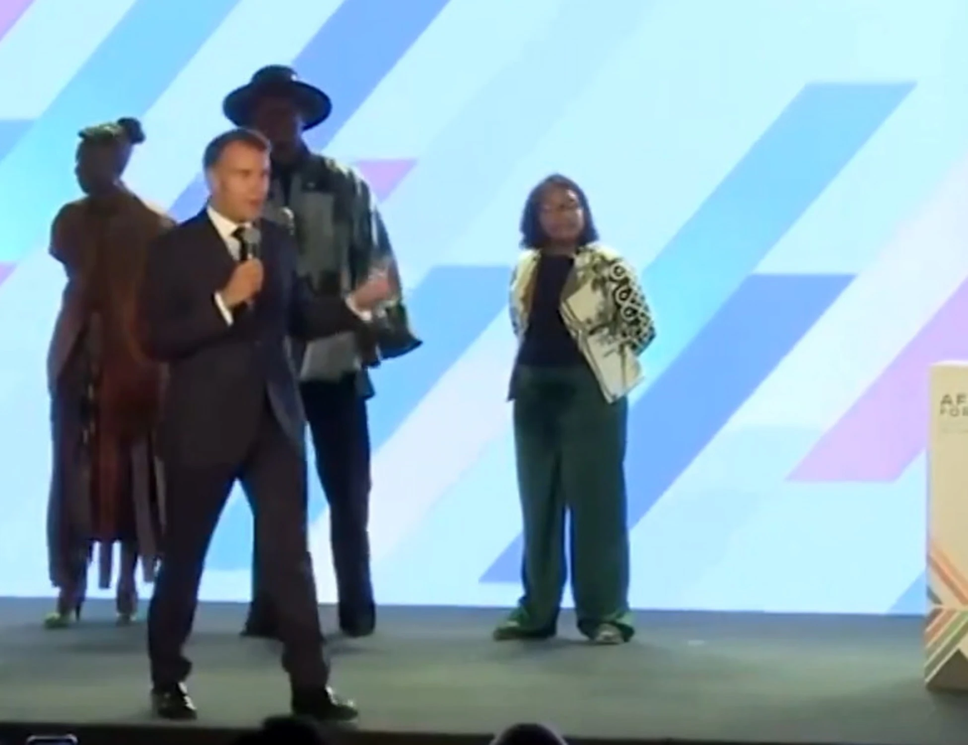Emmanuel Macron in Kenya sbrocca col pubblico: "Basta, è una questione di rispetto"
