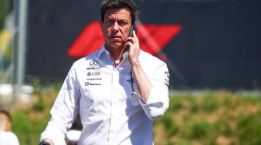 Toto Wolff non può più permettersi la Ferrari: la vende (autografata), ecco quanti milioni incassa