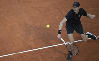 Jannik Sinner, la foto alle sue spalle fa il giro del mondo: chi c'è
