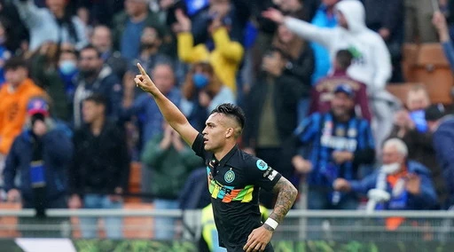 Inter, rimonta di pura rabbia: ribalta lo 0-2 e tiene vivo il sogno-scudetto. Delirio al Meazza