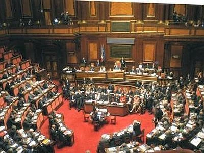 Mafia, Pdl: "Dimezzare pena per concorso esterno". E' polemica