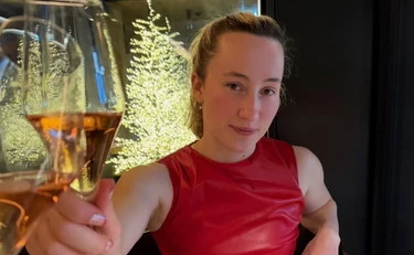 Milano-Cortina, la "single" Sophia Kirby e un San Valentino a luci rosse: la foto nella Spa