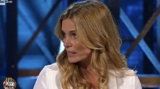 Lui è peggio di me, Filippa Lagerback gela Panariello: "Via le scarpe. O è il finimondo"