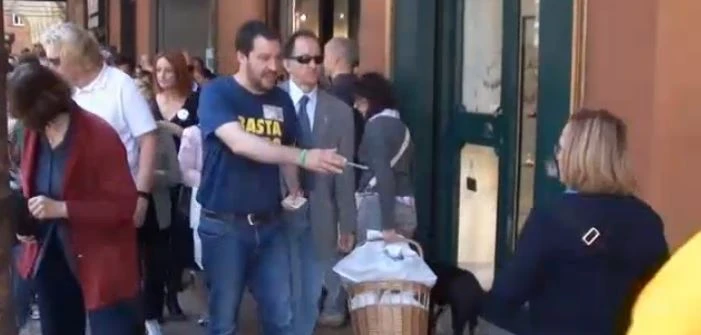 Salvini sotto casa di Prodi: "Ci ha portato una moneta criminale"