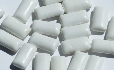Gomma da masticare, batteri e acidi: le conseguenze sui denti