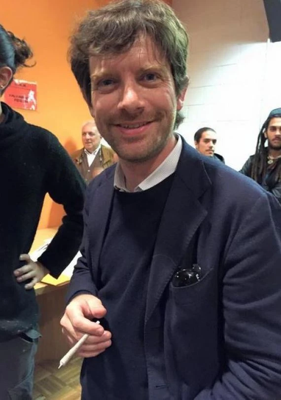 Pippo Civati scoperto a Milano con uno spinello di marijuana in mano