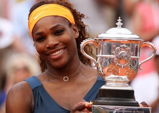 Serena Williams faticaa ma vince: il Roland Garros è suo