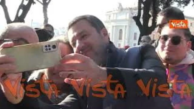 Atreju 2025, bagno di folla per il leader della Lega Salvini al suo arrivo a Castel Sant'Angelo