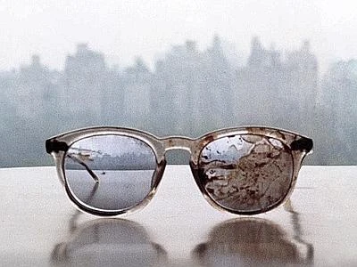 Occhiali insanguinati di Lennon su Fb: il no alle armi di Yoko Ono