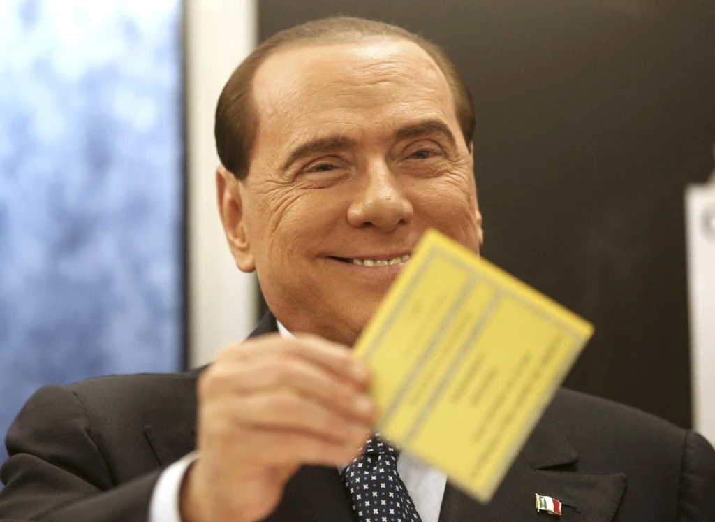 Berlusconi alla scrutatrice: "Sorrida. E mi voti"