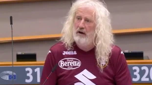 Mick Wallace, l'europarlamentare con la maglia del Toro: "Juve m***a"