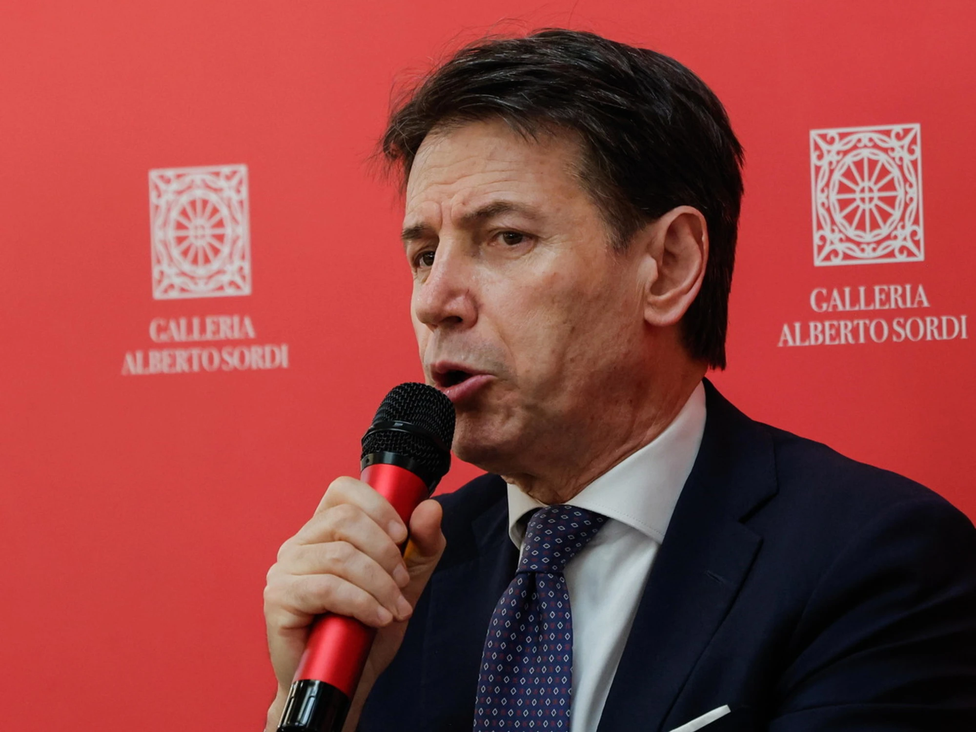 Giuseppe Conte per il doppio colpo di Meloni in Europa: "Briciole"