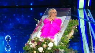 Maria De Filippi a Tu si que vales, morta in una bara. "La sputt***a dell'anno", Gerry Scotti infierisce